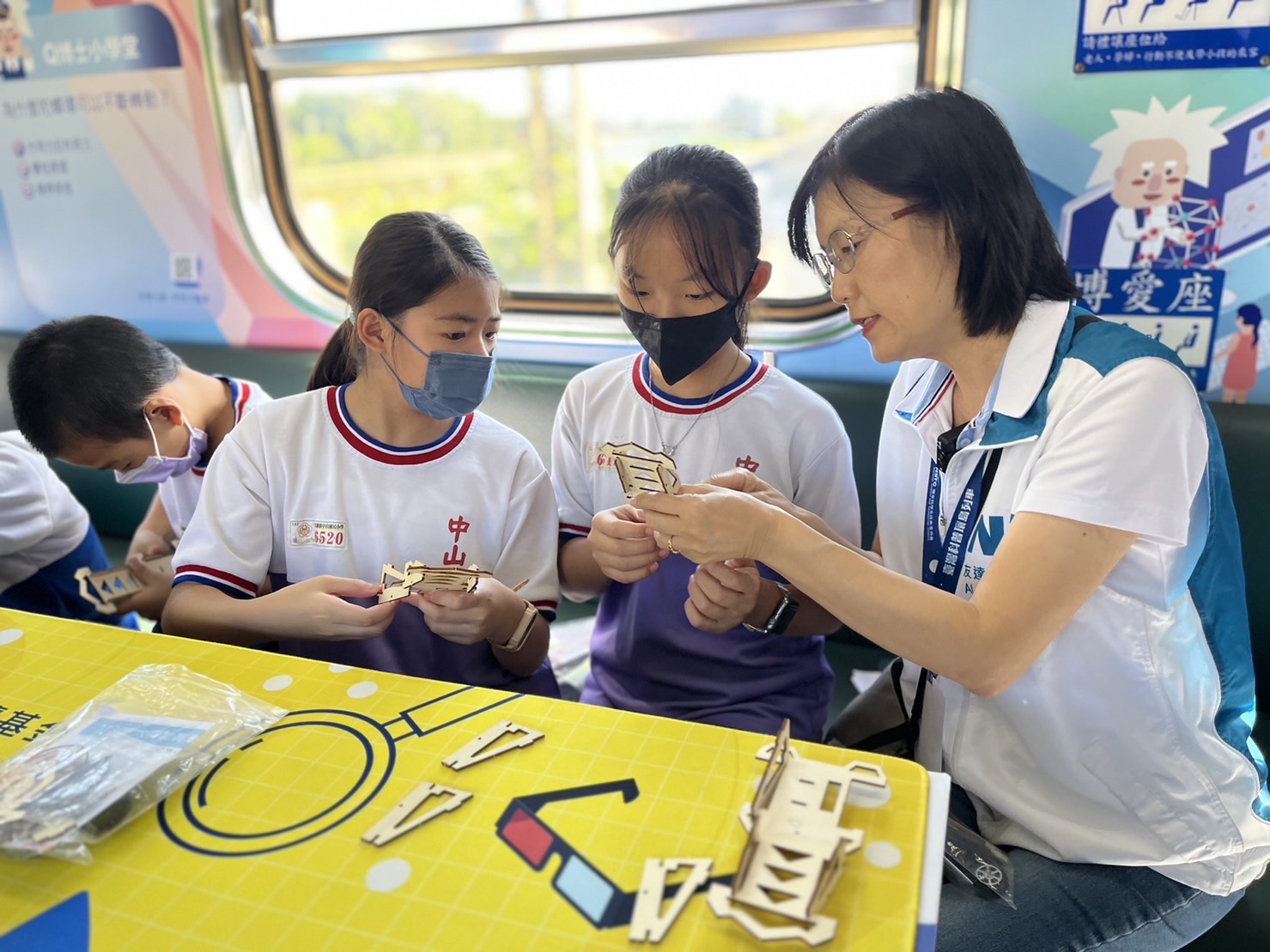 友達永續基金會執行長古秀華及同仁親自擔任科普列車志工，帶領師生們動手做科學，傳遞能源科普知識，讓科學教育向下紮根