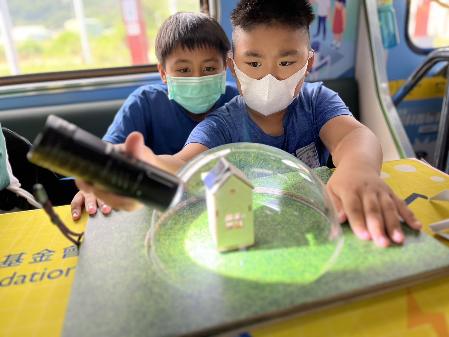 友達參與基礎科學主題車廂，以STEAM教學精神，設計「逐日科學家」、「太陽能工程師」以及「淨零建築師」三大能源科普課程和實驗