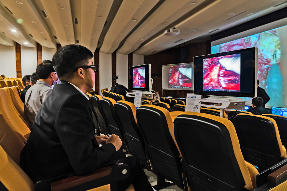 達擎之「達文西外接3D影像解決方案」，將達文西手術機器手臂的3D影像即時連線轉播，在會議室觀摩的醫師們只要戴上偏光眼鏡，就能與執刀醫師看到同步的3D立體影像，如臨操作台現場，縮短達文西手術的學習曲線