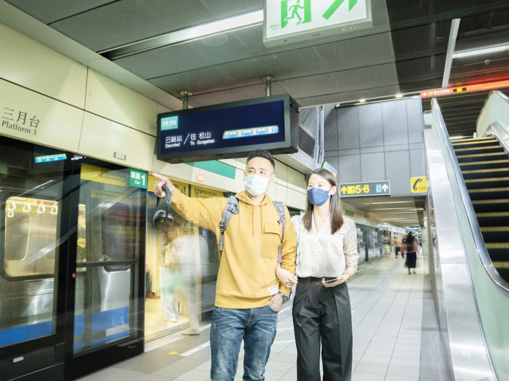 友達旗下達擎之客製化TARTAN顯示器，於台北捷運中山站亮相。以獨特長條型比例與高畫質特色，為台北捷運站帶來嶄新的都會車站風貌