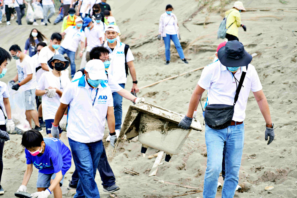 友達永續基金會2022 Ocean Party活動，與桃園市政府環保局、海湧工作室、觀音樹林里社區多方合作，一同手護台灣藍色海岸