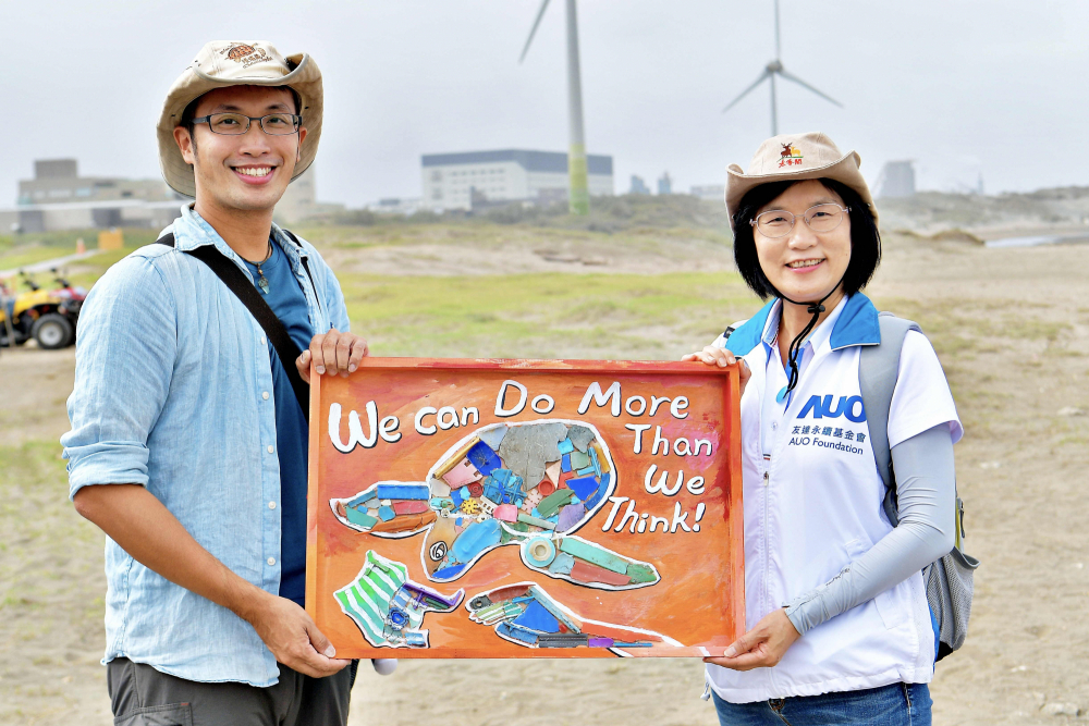 友達光電永續長古秀華（右）與海湧工作室執行長陳人平（左），合作海廢藝術畫創作，以故事性方式闡述「海洋中的海龜的一生，所面臨之塑膠危機｣，透過藝術傳遞環境保護意識