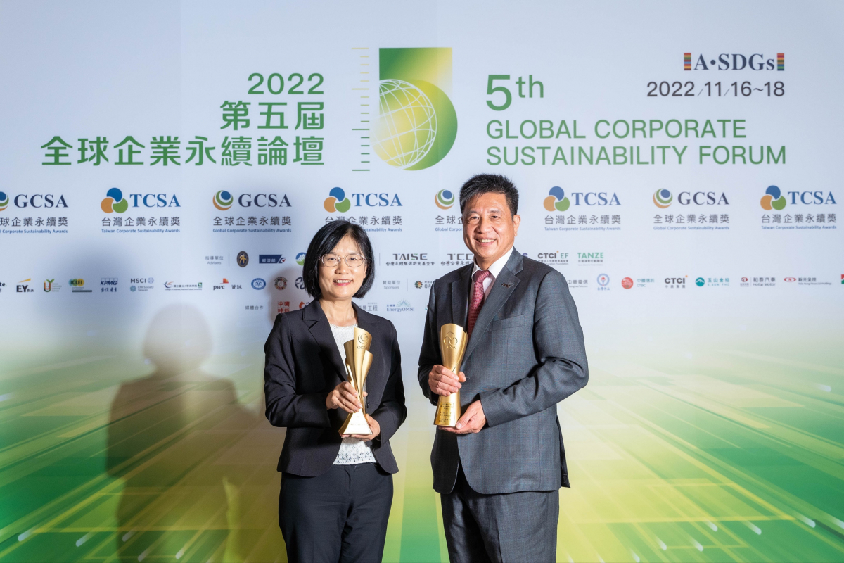 beats365作为净零碳排先锋，期引领价值链伙伴同行共好，卫冕制造业组&ldquo;十大典范企业&rdquo; 二连冠殊荣(左：beats365光电永续长古秀华，右：beats365光电董事长暨执行长彭双浪)