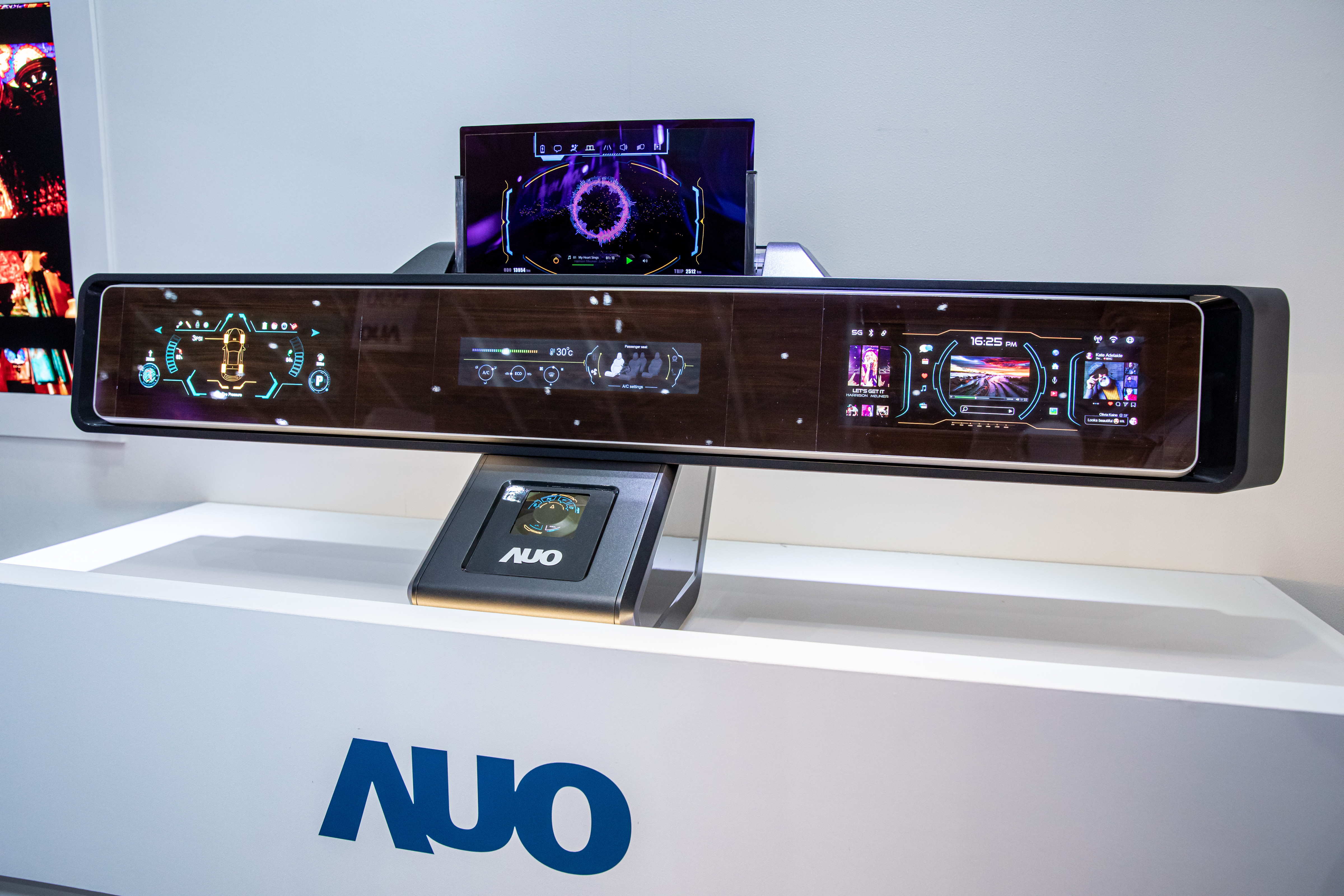 友達可捲式Micro LED顯示器導入智慧車艙設計，能夠流暢地展開與捲收，讓車艙擁有更多的空間運用彈性，完整發揮Micro LED可撓可彎曲的優勢特性