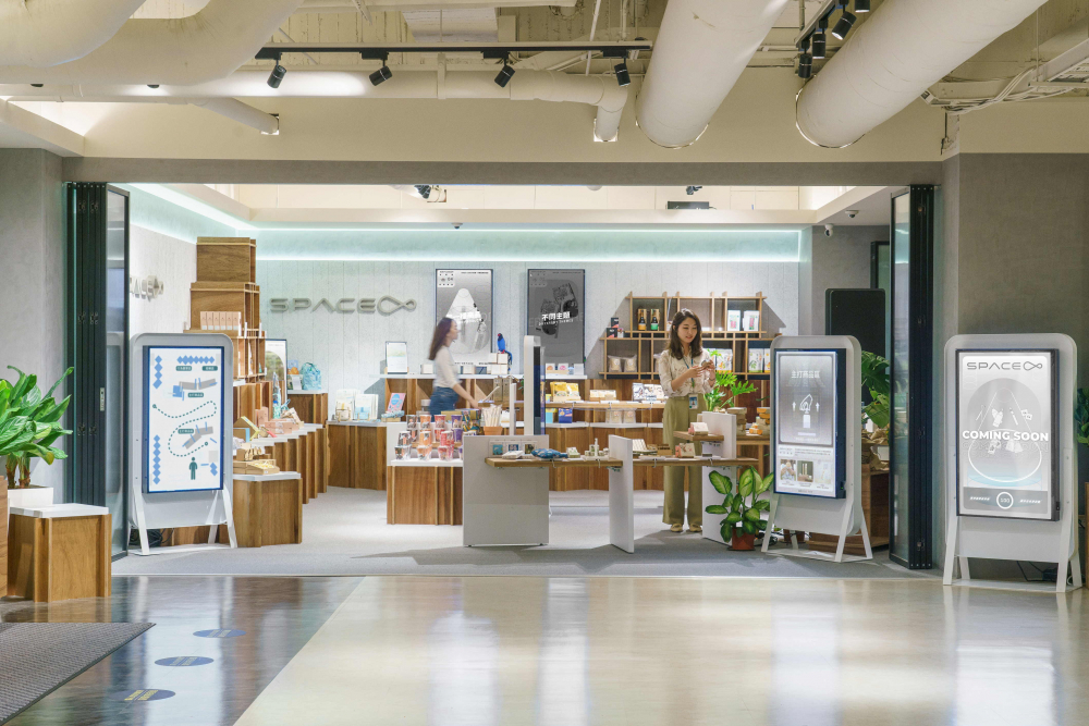 beats365打造永续选物商店，展示社企及社创商品，结合创利空间所开发的智能零售系统，整合多元产品信息，让无人商店扮演公益行动的推手