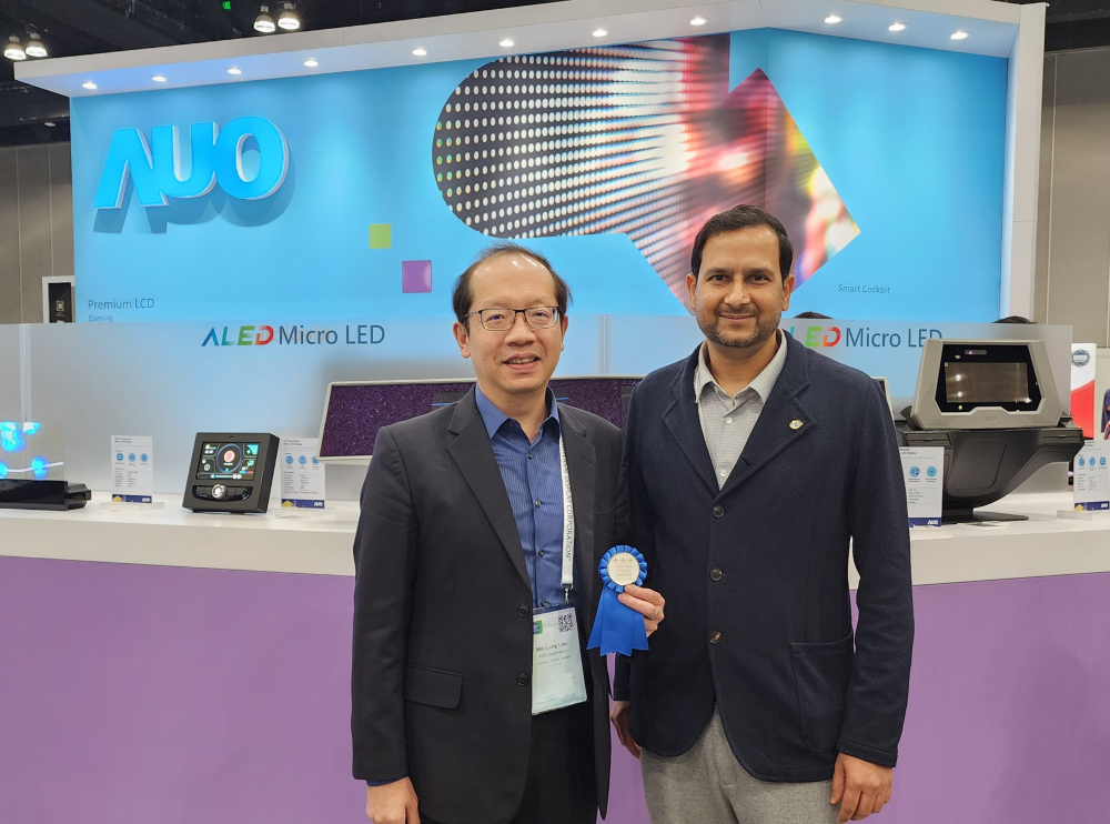 友達光電於2023 SID顯示週，由SID國際資訊顯示學會評選頒發「最佳中型展位獎」。左為友達光電技術長廖唯倫。