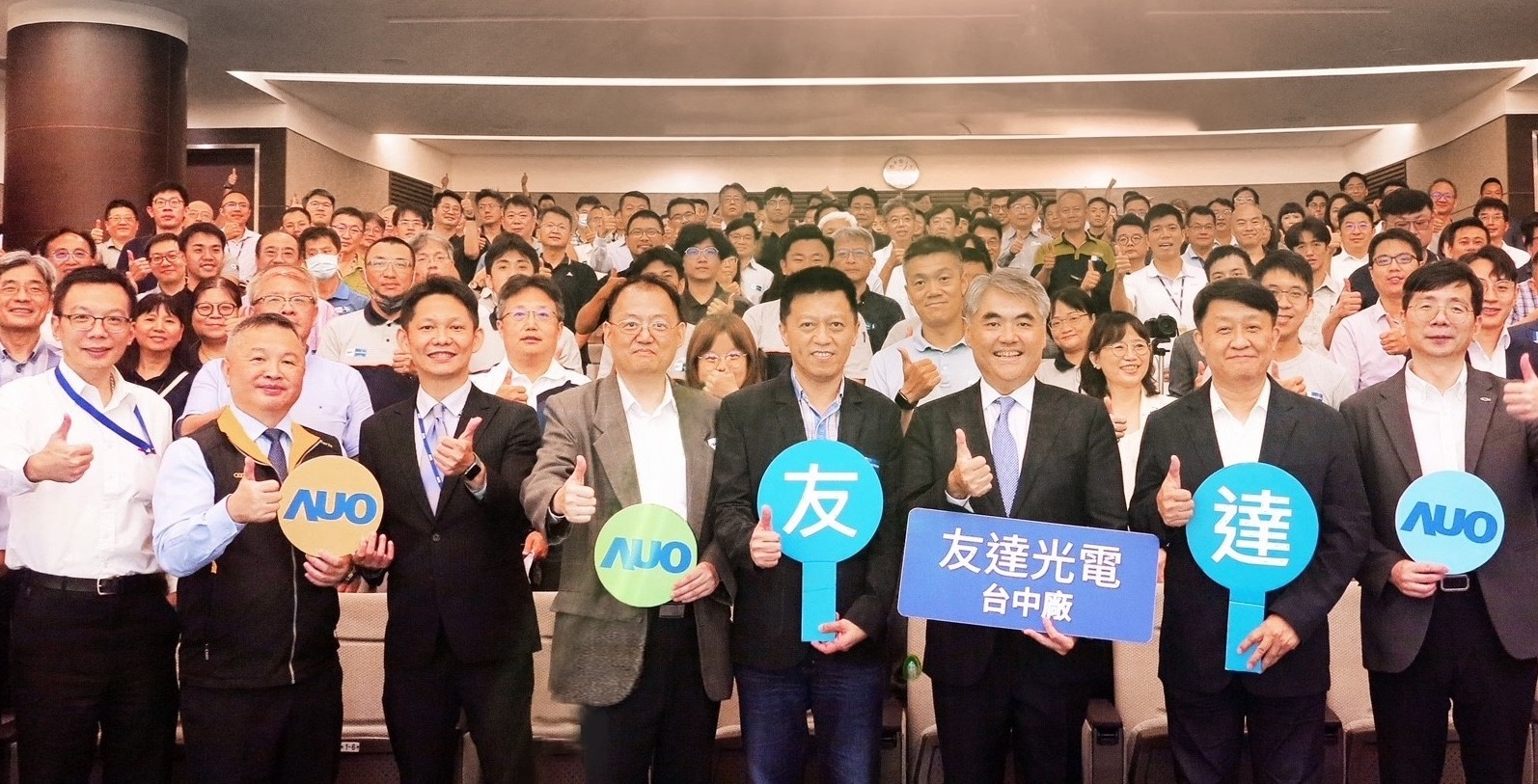 友達以太陽能解決方案領航者，跨足建築領域，4日在台中廠區舉辦「光電建築一體化研討會」，邀請產業先驅共同推動綠化，打造新一代智慧綠建築。