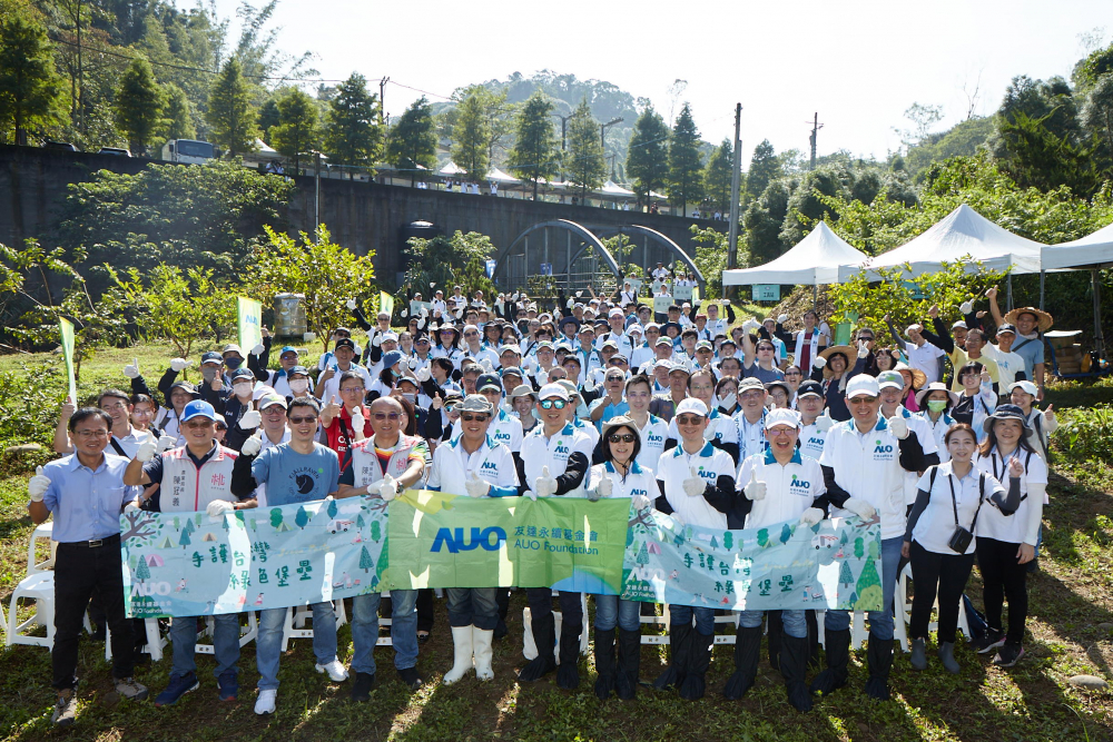 友達永續基金會集結超過200位志工，攜手移除外來入侵種小花蔓澤蘭，守護霄裡溪生物多樣性