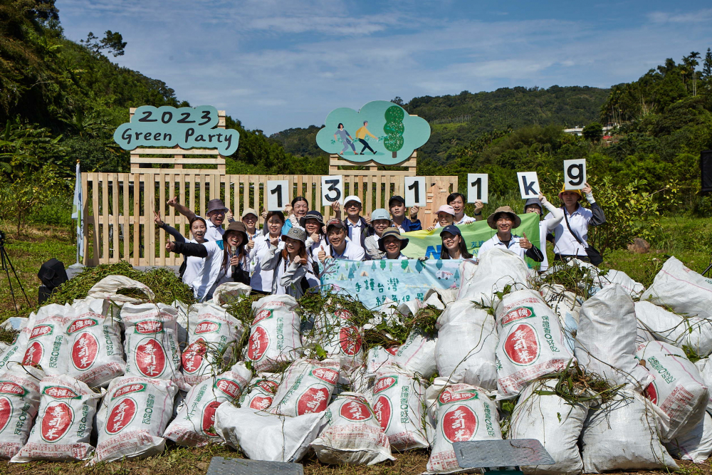 友達集結超過200位志工，攜手移除高達1311公斤的外來入侵種「小花蔓澤蘭」