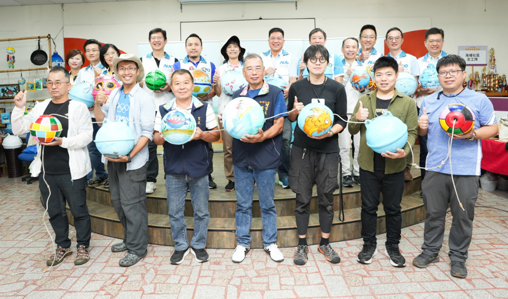 友達光電暨友達永續基金會董事長彭双浪與農業部林業及自然保育署新竹分署夏分署長、供應商夥伴、在地鄰里協會、社企團體，以循環再生的海廢浮球倡議從源頭減廢，為地球移除塑膠垃圾，共同「手」護台灣美麗海岸