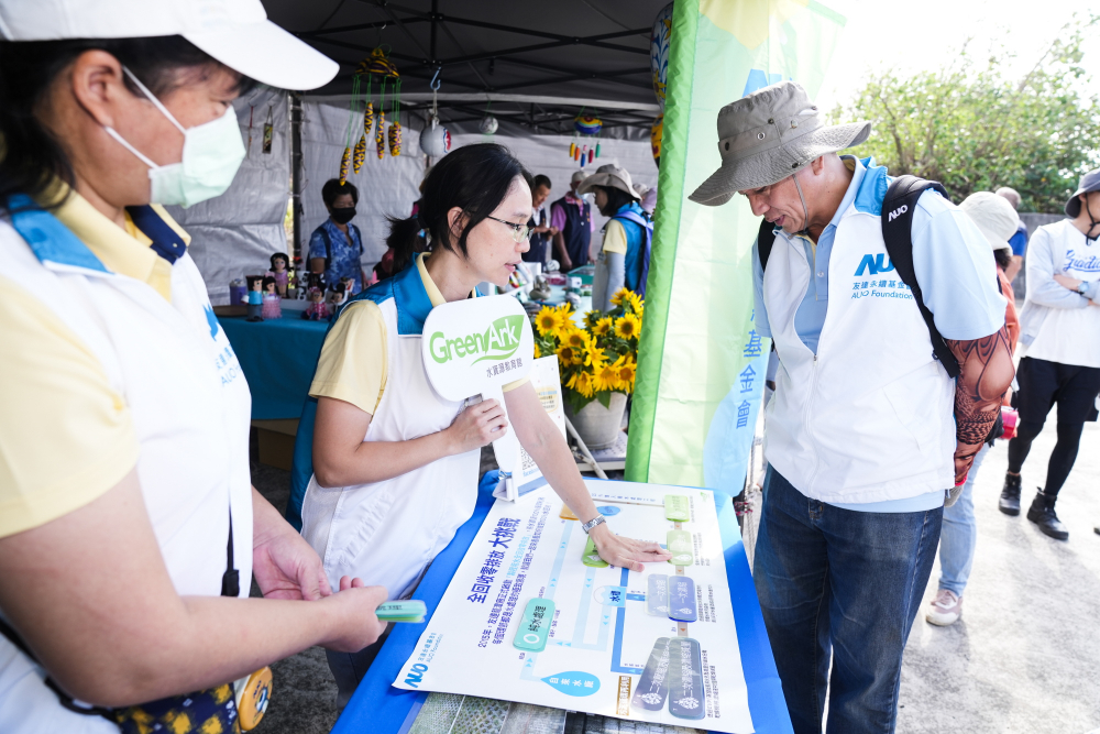 2023年友達永續基金會Ocean Party活動攜手社會企業及地方創生團體，策展食衣行等循環再生環教市集，及電動巴士接駁等低碳活動設計，打造減塑低碳的永續淨灘活動