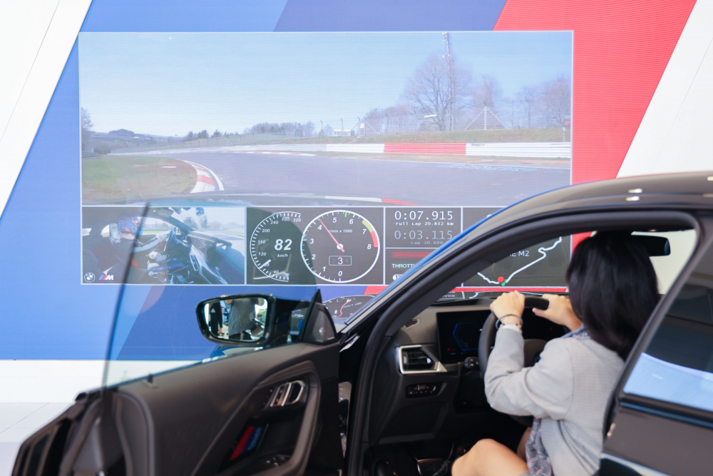 顧客按下虛擬Engine Start按鈕，啟動預選車款的引擎聲浪，螢幕同時呈現德國紐柏林賽道的試駕畫面，坐進車內一秒化身駕駛員馳騁奔騰