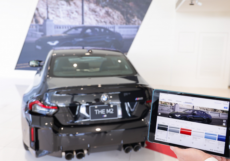賞車介面即時投放到LED牆上，顧客可即時更換車輛內裝、零件選配與車款配色，提供近乎與實車等比例的沉浸式無死角虛擬賞車體驗