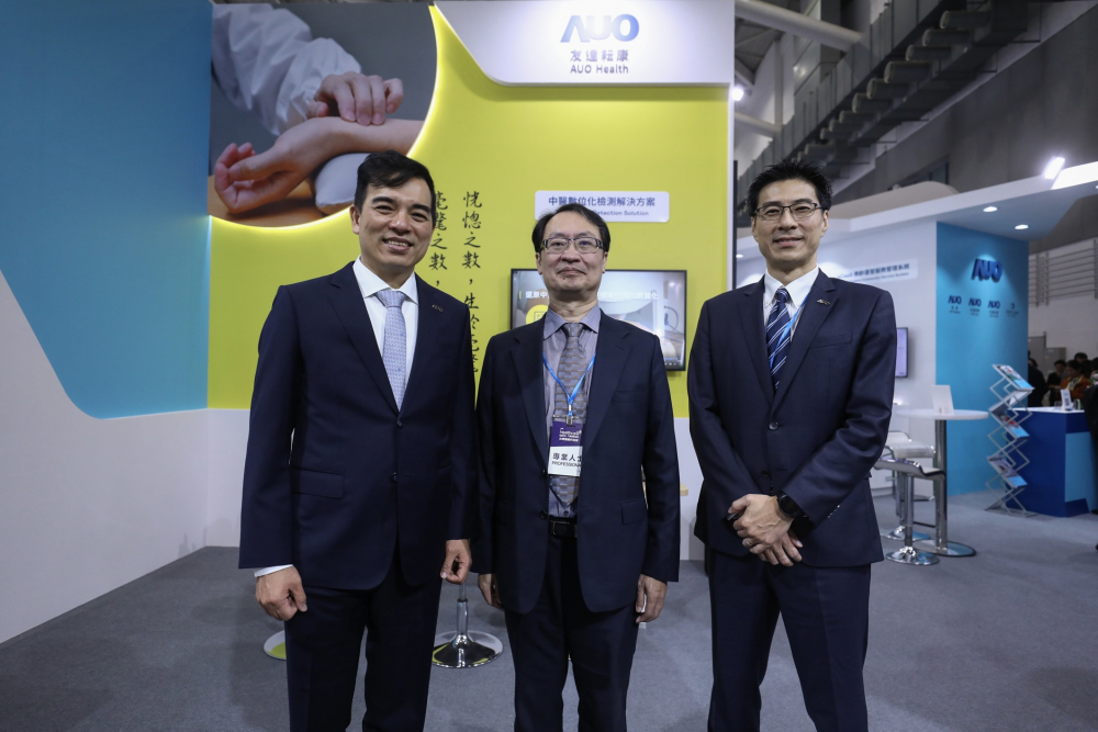 首次於醫療科技展亮相的友達耘康，捐贈數位化檢測設備與研究經費，協助衛福部國家中醫藥研究所打造中醫大數據資料庫。圖由左至右為友達光電執行長暨總經理柯富仁、衛福部國家中醫藥研究所所長蘇奕彰、友達光電智慧醫療事業群總經理廖世宏