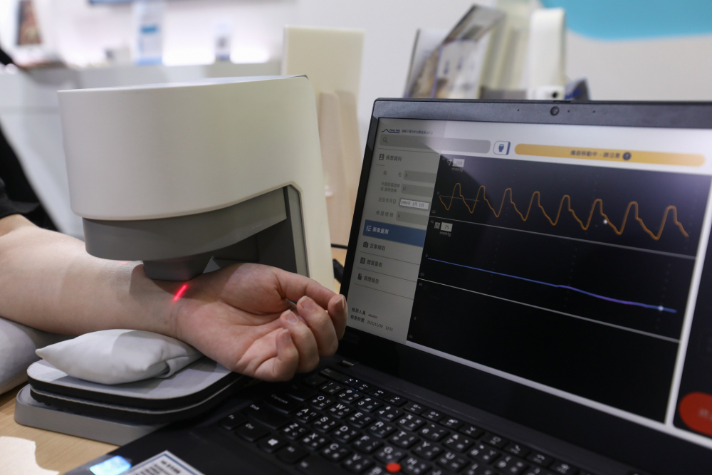 友達耘康脈象檢測系統透過電腦精準控制升降系統，還原中醫師三指把脈過程的舉、按、尋手法，將脈象感受轉化成數據，未來可結合大數據分析，實現智慧醫療及準確性