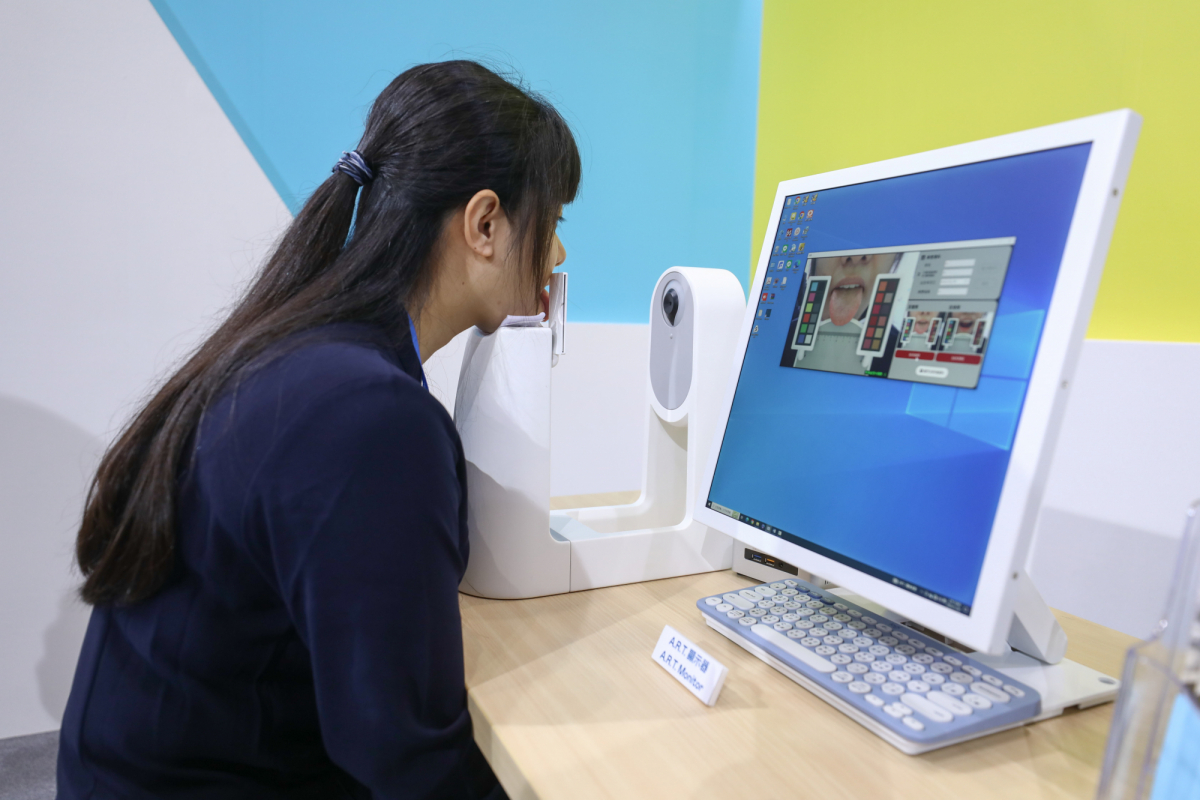 友達耘康延伸友達卓越的感測技術及色彩管理專長，研發出舌象擷取系統，可提供數據化、影像化的檢測結果，輔助醫師與專業醫事人員做為臨床研究、檢測結果評估與檢測紀錄的留存