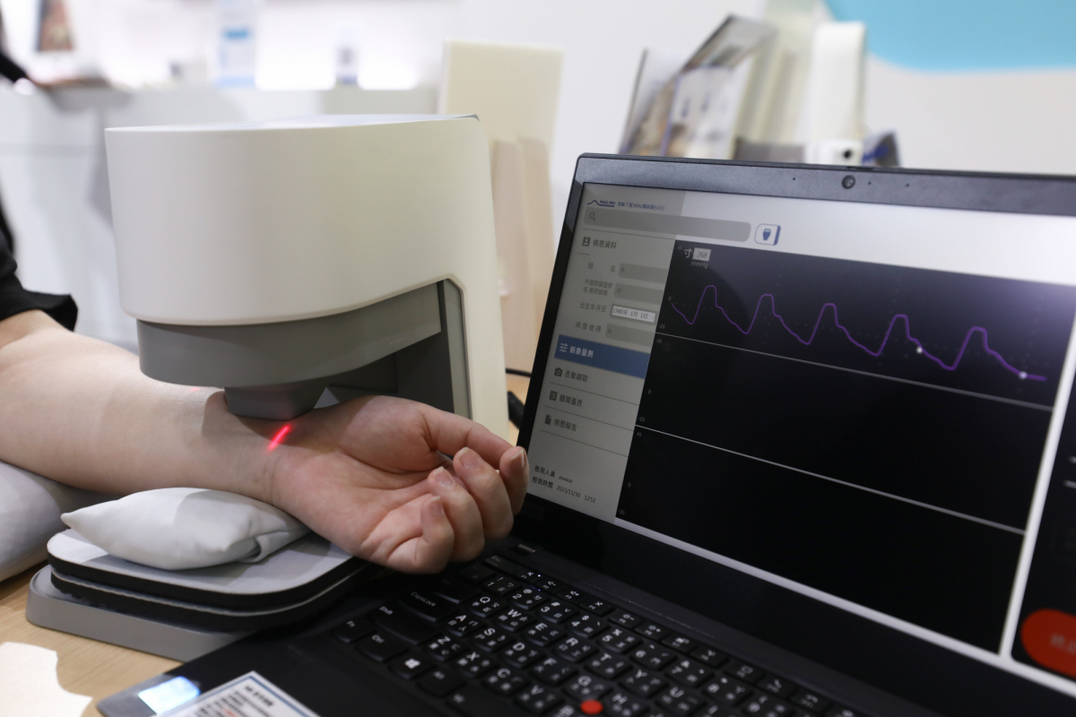 友達耘康脈象檢測系統透過電腦精準控制升降系統，還原中醫師三指把脈過程的舉、按、尋手法，將脈象感受轉化成數據，實現智慧醫療及準確性