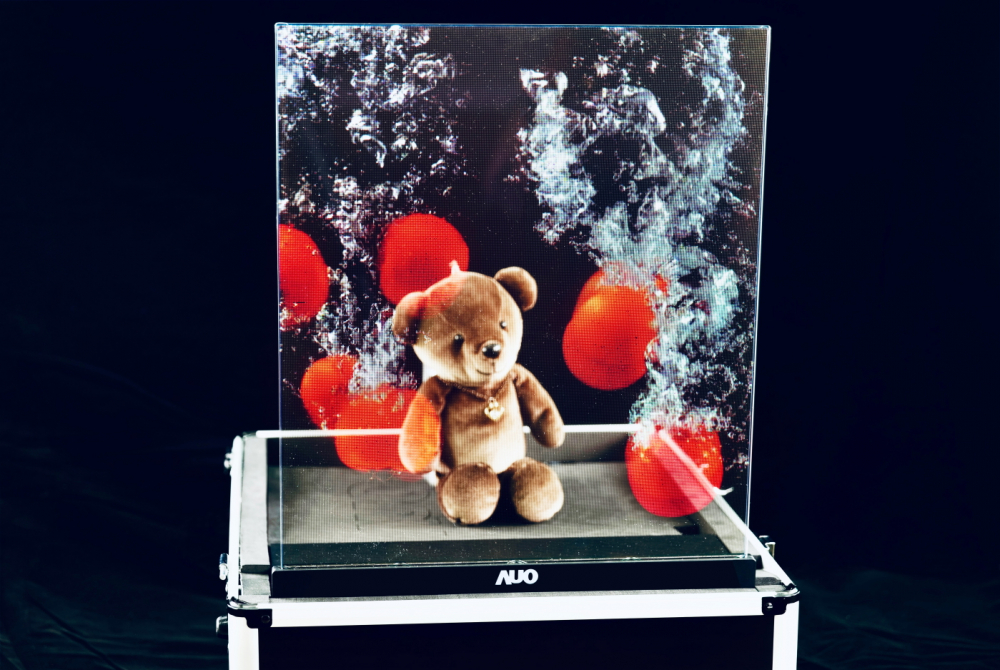 友達以次世代Micro LED顯示技術打造之透明顯示器，具備高穿透、低繞射、高亮度、可拼接之特性，可廣泛應用於智慧移動、零售、育樂和醫療等多元場域