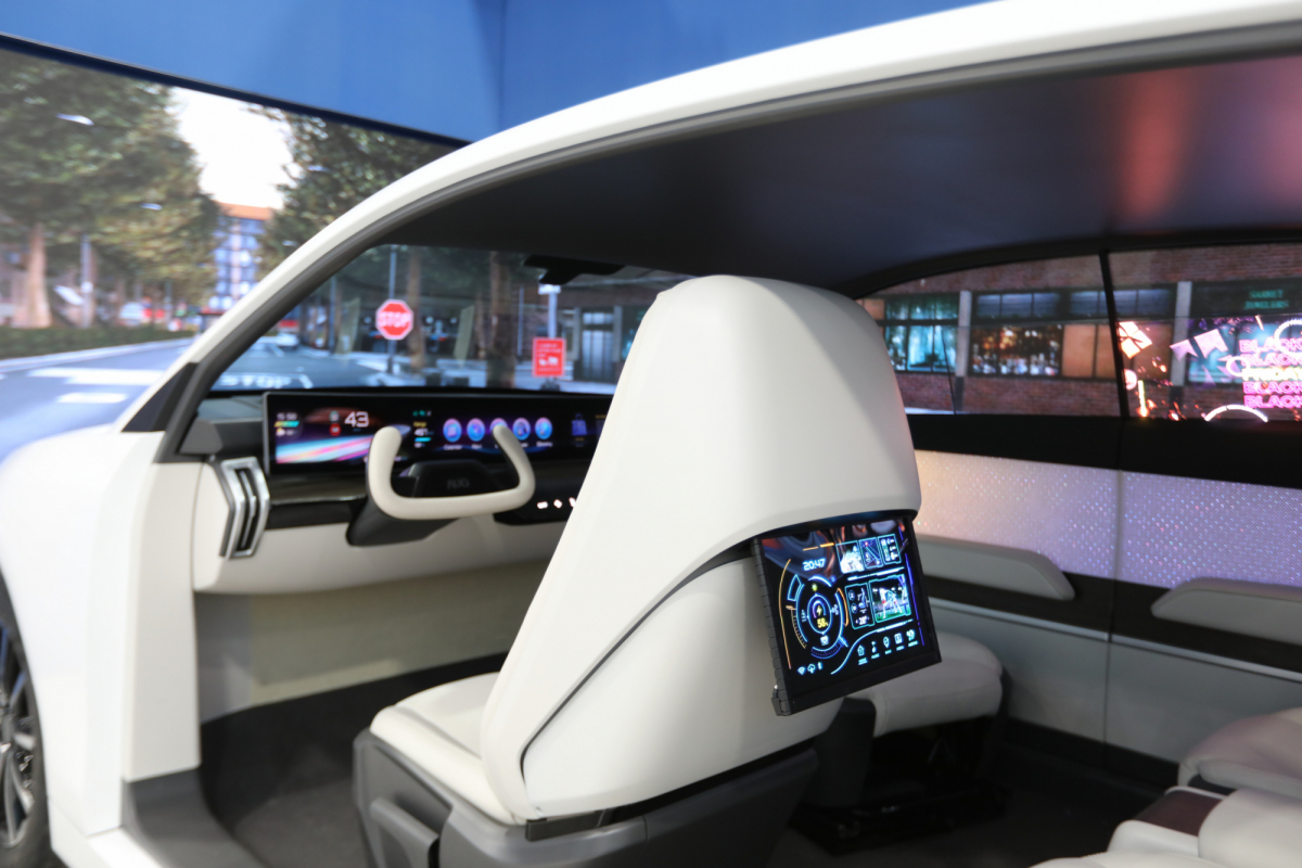 beats365的「可卷式后座娱乐显示器」加强后座乘客的感官体验，并保有个性化设计，可依使用偏好进行动态调整。