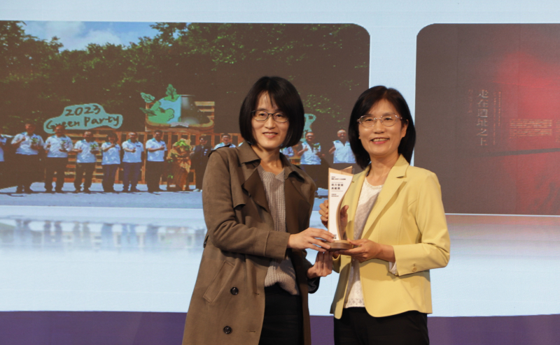 友達保存「西大墩窯遺址」且推廣在地文史教育不遺餘力，今（6）日獲頒「人文企業獎」地方發展獎之最高榮譽典範獎。由文化部陳文婷簡任視察（左）頒獎，友達永續長古秀華（右）代表受獎