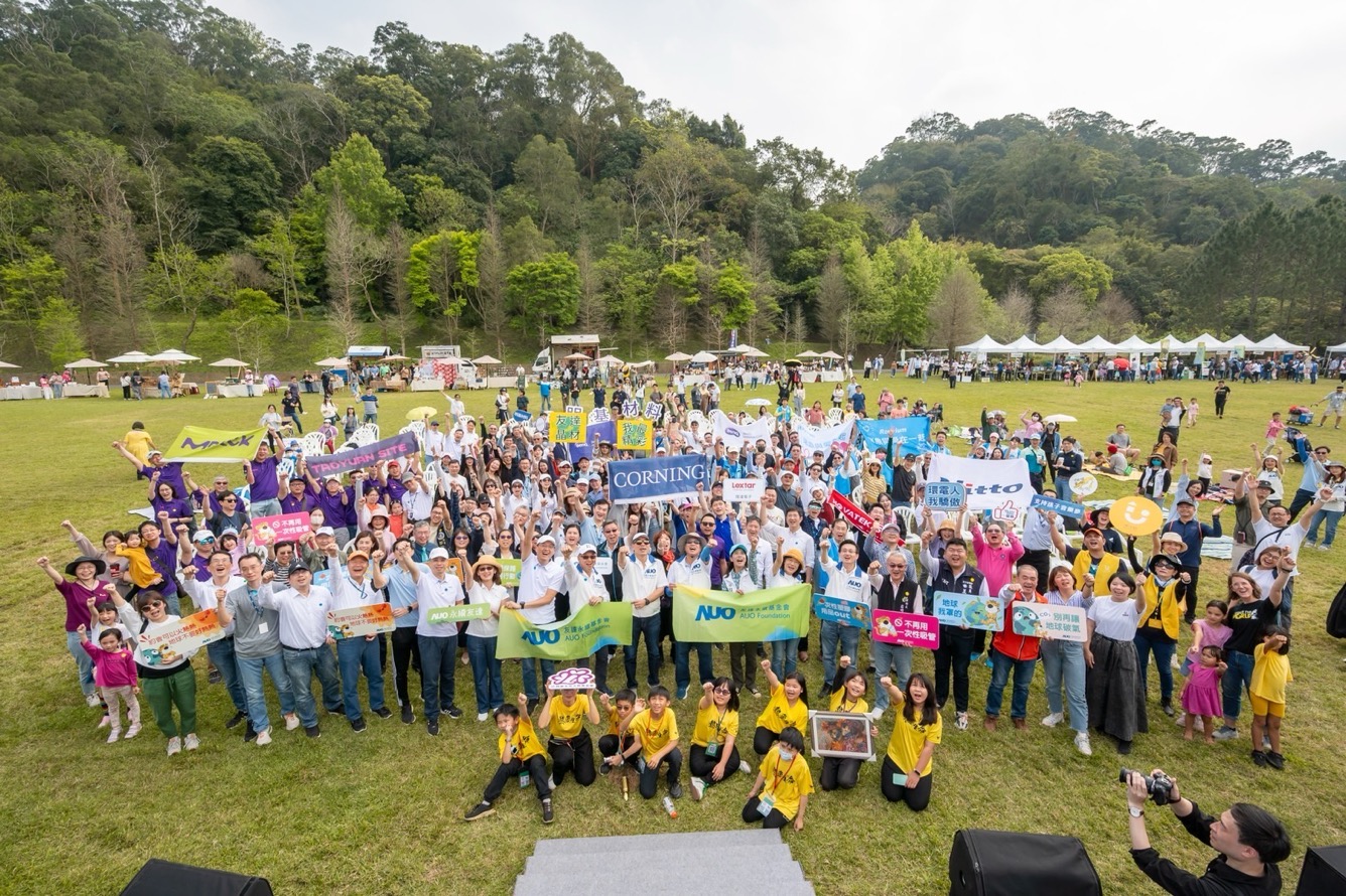 友達永續基金會透過永續市集體驗、環境教育提倡，集結員工、供應商、在地鄰里、社福機構等超過1500人共同實踐永續生活