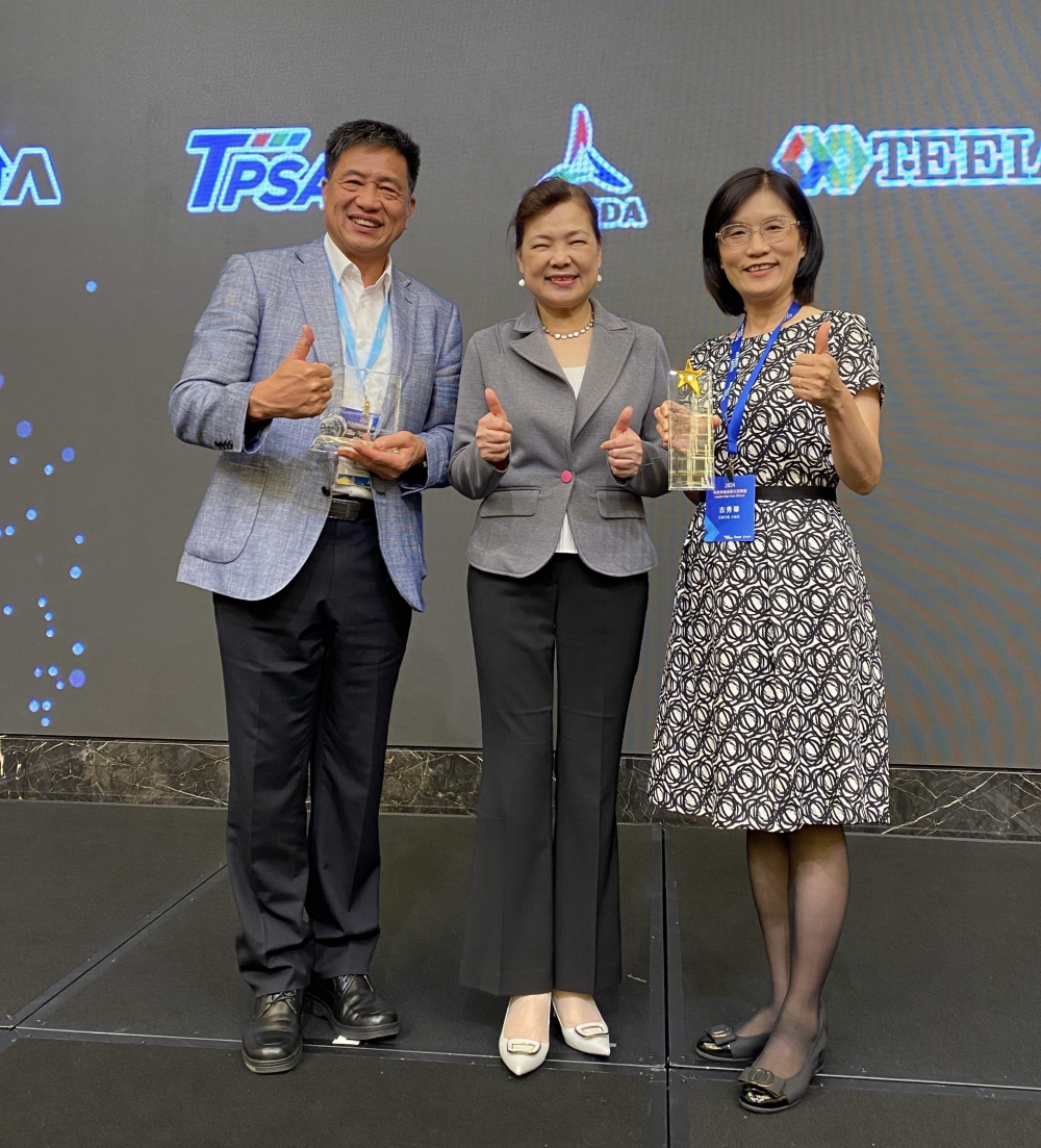 友達致力推動永續發展，於Touch Taiwan2024以3R策略貫穿Display、ESG展位實現綠色展覽目標之成果，Display展位獲綠色裝潢設計鑽質獎最高榮譽，ESG同獲金質獎殊榮。由經濟部長王美花（中）親自頒予友達光電董事長彭双浪（左）、友達光電永續長古秀華（右）