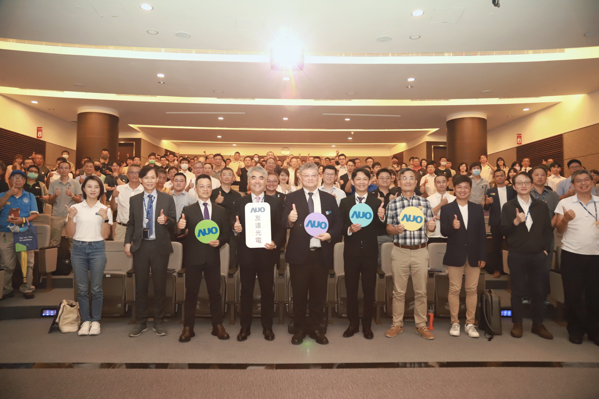 友達光電邀請領域專家共研再生能源發展、電力需求及建築物減碳等議題進行交流，盼共擘綠色永續生態圈的嶄新契機。