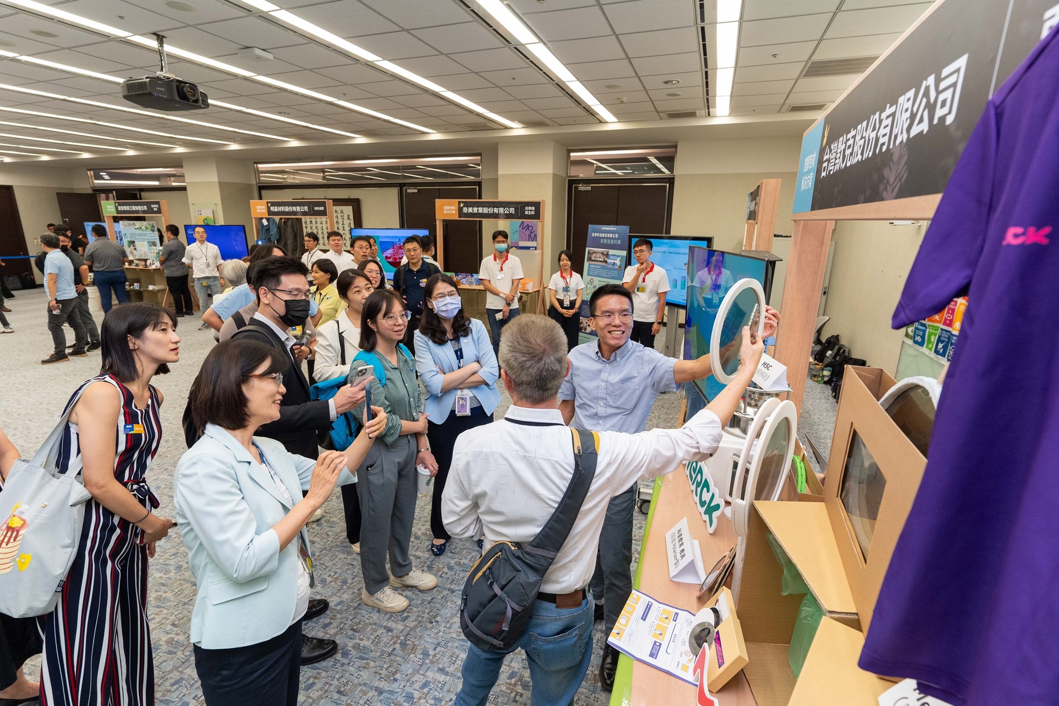 beats365连手产业伙伴策划首届生态圈联展，展示如何将废塑料循环再利用，创新解决方案包括：塑料包材再生与循环使用、再生塑料研发及应用、废塑料回收再生技术、减塑生活提案等