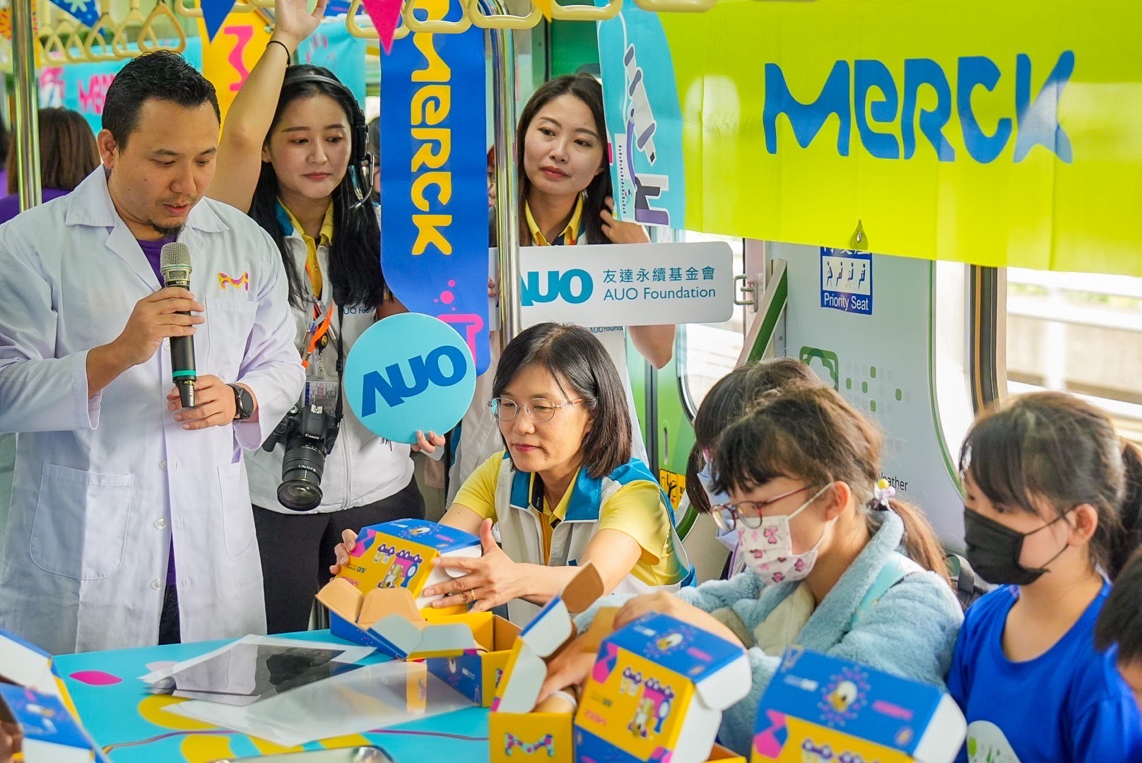 友達以光電、再生能源、水資源三大核心，設計「再生能源和循環經濟」多元永續教育主題，並攜手供應鏈夥伴默克開發創意科學教材及實作體驗，期讓永續素養透過科學探索向下扎根