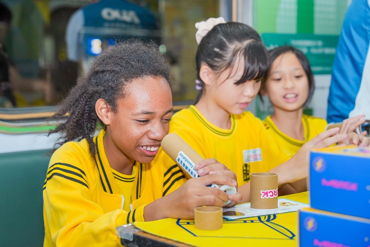 友達與默克分別回收不再使用的偏光片及液晶顯示模組，設計光電課程「玩轉光與闇」，讓學生們親手製作偏光萬花筒與簡易液晶顯示器，實踐循環再生的永續理念