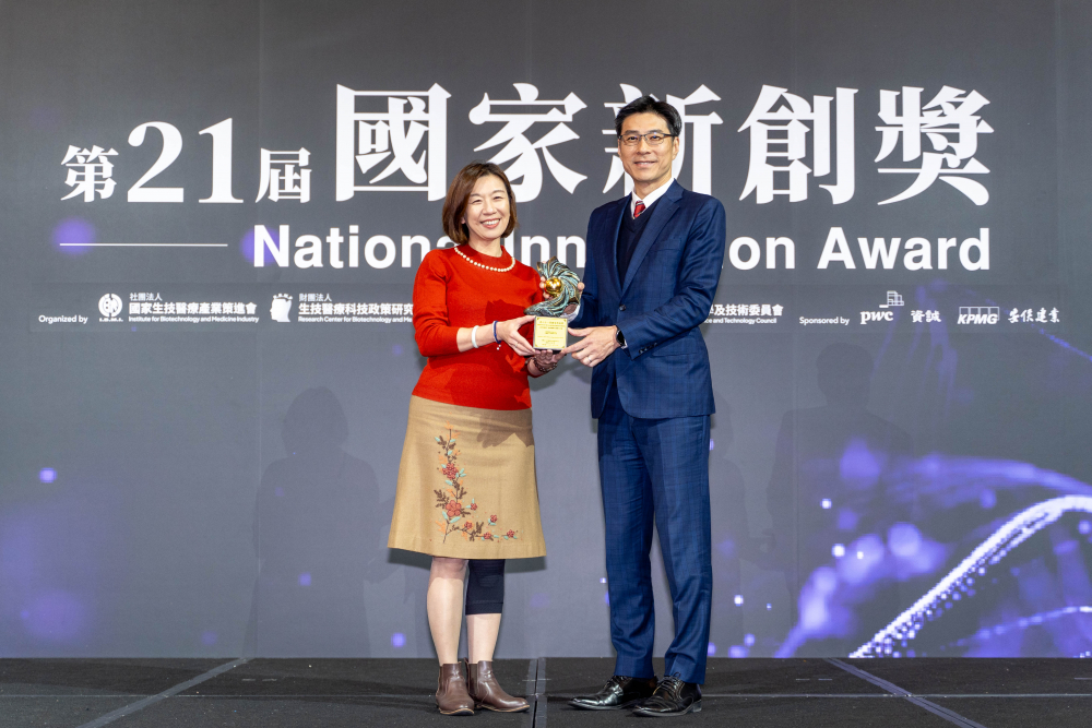 友達旗下子公司友達耘康與達擎分別以「中醫數位化檢測解決方案」及「寬視角3D醫療顯示器」獲得第二十一屆國家新創獎「智慧醫療與健康科技」類別的「企業新創獎」與「國家新創精進獎」兩項殊榮。圖左為衛生福利部政務次長林靜儀、圖右為友達光電智慧醫療事業群總經理廖世宏