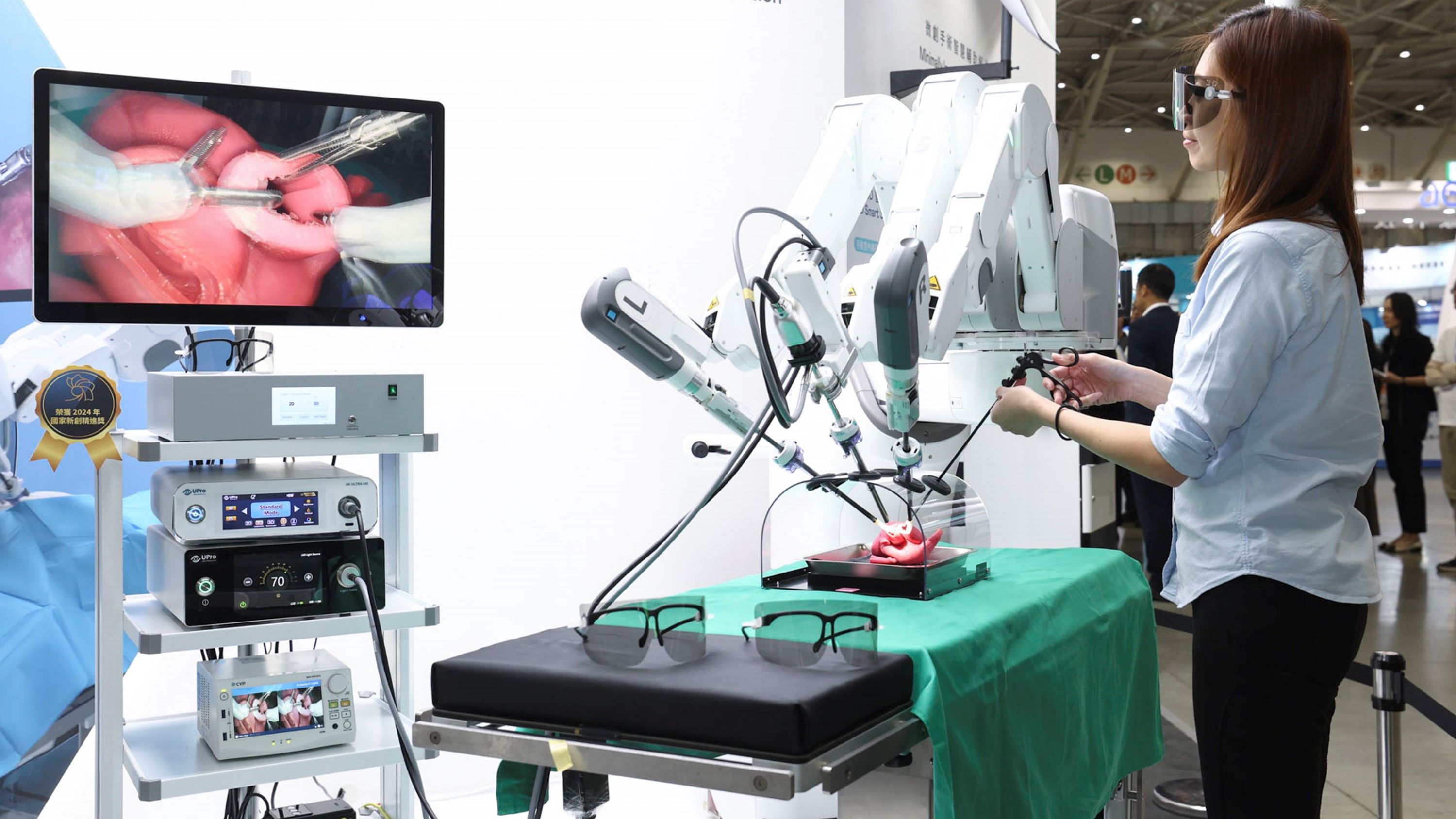 達擎寬視角3D醫療顯示器可應用於機器人手術即時3D解決方案，提供醫療團隊即時、同步的3D手術影像，提升溝通效率與手術安全性