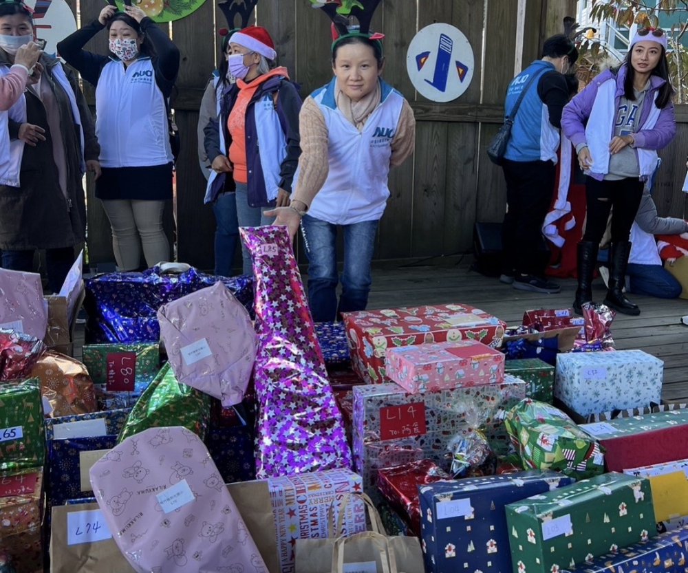 友達永續基金會「圓夢列車」年年迴響熱烈，認捐同仁精心挑選禮物、巧手包裝，整理成隊後，將祝福一一打包送出