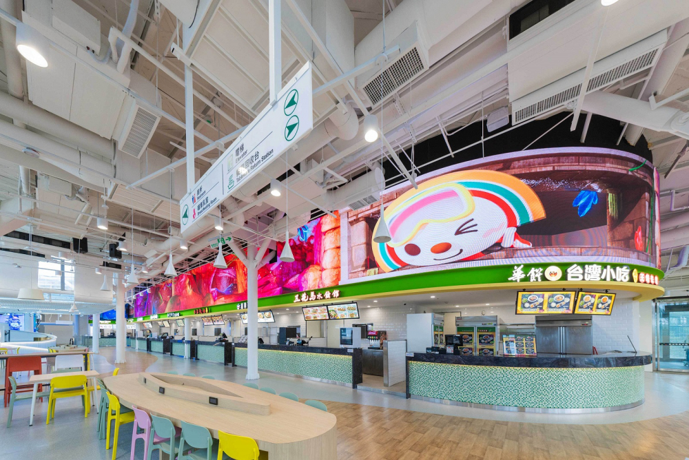 友達穩步推動雙軸轉型策略，旗下子公司達擎攜手傑可達數位與零售業者統一超商合作，為全新改裝開幕的「清水服務區」打造首創的裸視3D體驗牆