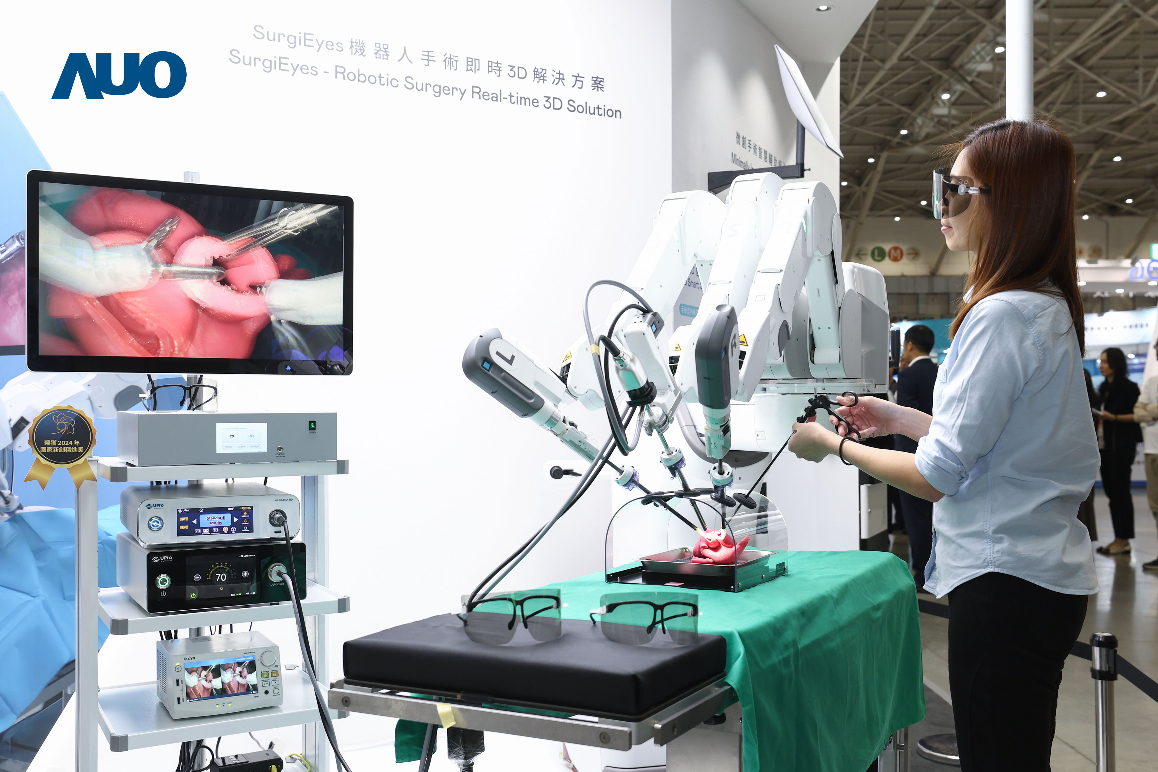 达擎以领先的3D显示技术推出〝SurgiEyes机器人手术实时3D解决方案〞，整合先进3D图像处理与独家3D垂直宽视角、广色域的显示技术，手术团队可实时同步主刀医师视角看到清晰3D影像，提升沟通效率与安全性。