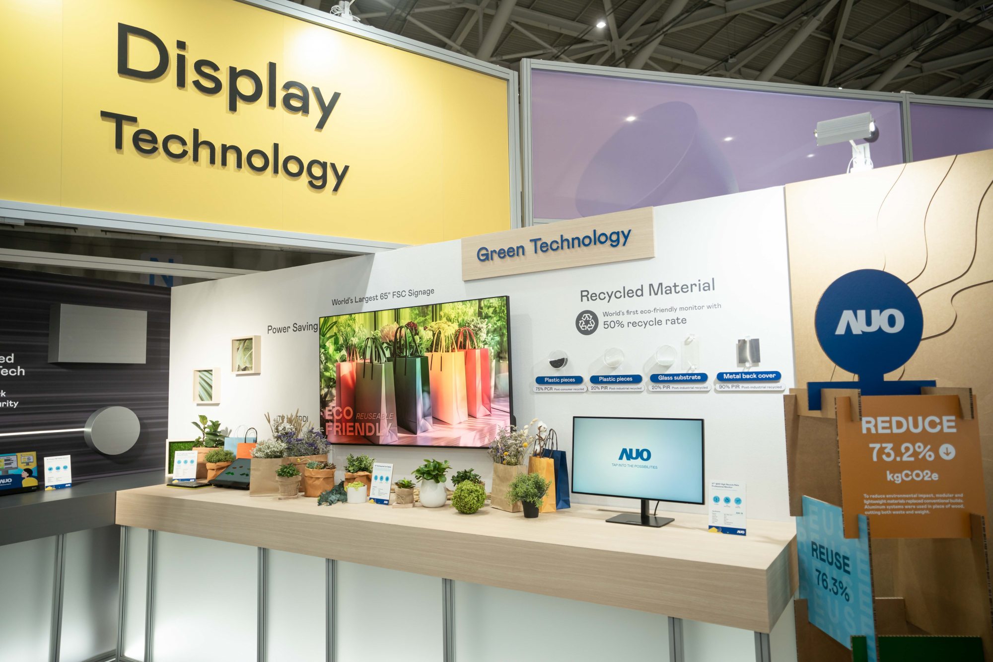 友達Touch Taiwan 2025雙展位再度獲etouch 綠色裝潢設計獎肯定；智慧顯示展位以鋁製模組系統取代傳統木作施作，並在相關裝潢物與設計使用可回收、可重複使用的材料，體現低碳與循環精神。