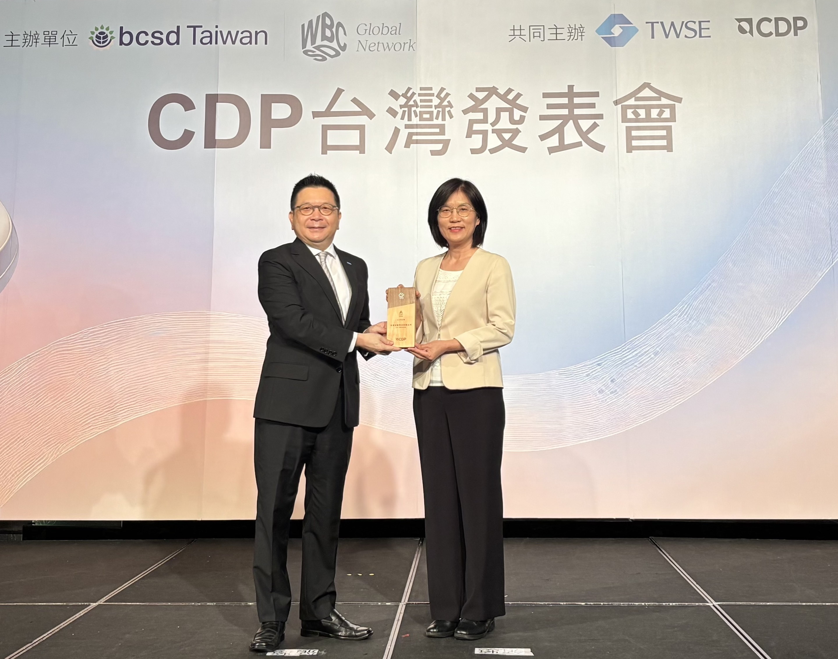 友達永續成果再獲國際評比肯定，獲頒CDP氣候與水資源雙項領導力評級。今由臺灣證券交易所董事長林修銘（左）頒獎，友達光電永續長古秀華（右）代表受獎
