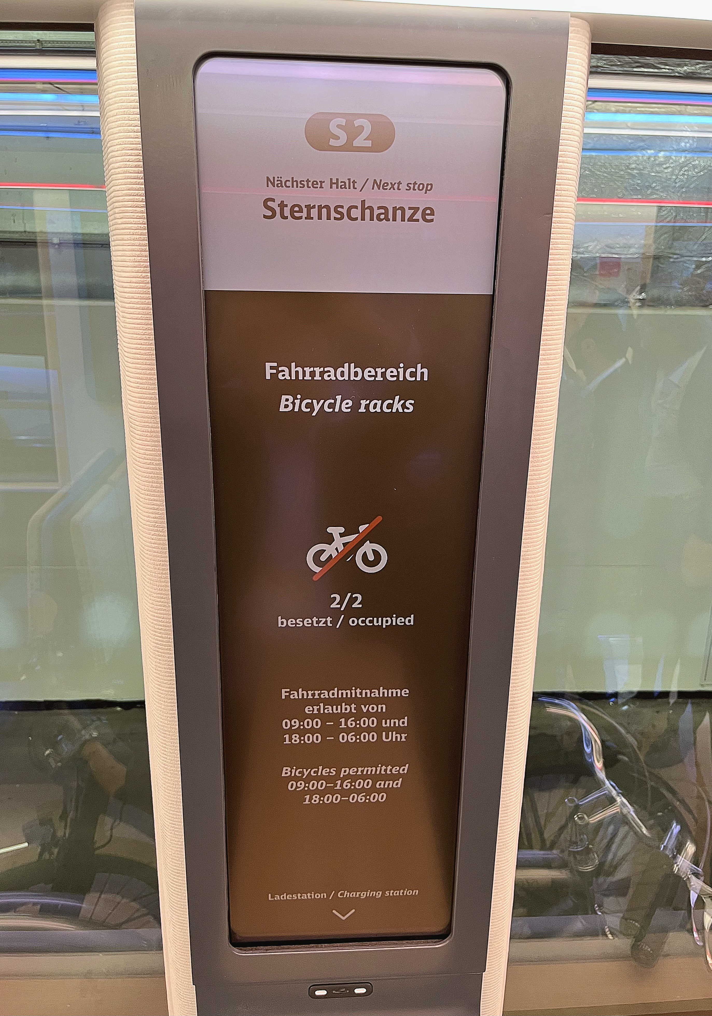 达擎HiRaso显示技术采用胆固醇液晶独特的双稳态特性及反射环境光线的方式，发挥最佳能源运用效率，其仅在更换显示画面时才消耗电力，在持续静止的画面显示上则为零耗电，与传统液晶显示技术相比大幅节省90%能耗