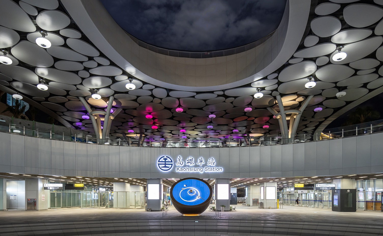 創利空間參與《高雄車站共感空間》公共藝術計畫，擔任視覺科技整合夥伴。於「看時間」天文鐘作品中提供技術指導，整合圓形LED鐘面與鐘體結構，在時間、天象星盤與空間氛圍間生動展演