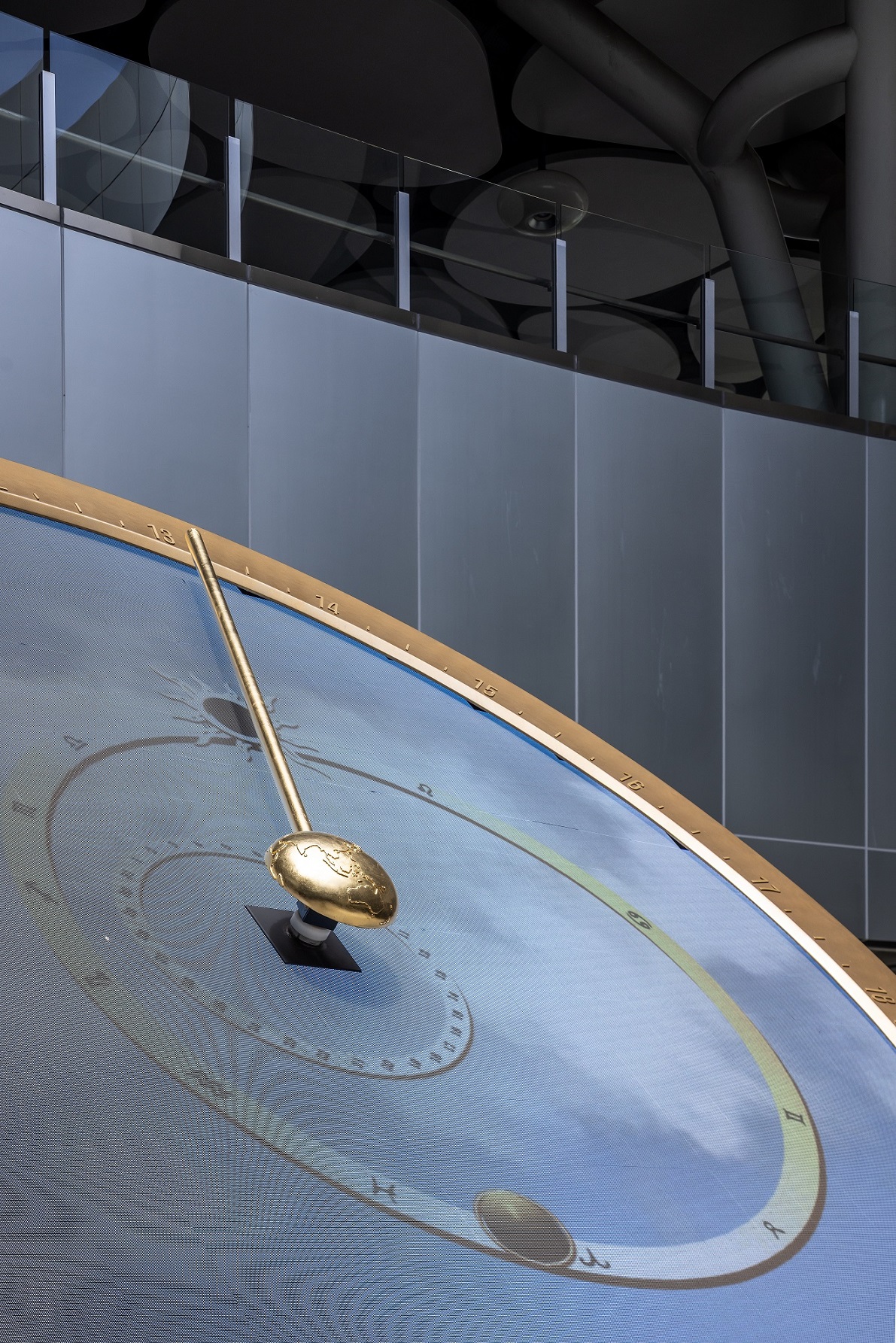 創利空間參與《高雄車站共感空間》公共藝術計畫，擔任視覺科技整合夥伴。於「看時間」天文鐘作品中提供技術指導，整合圓形LED鐘面與鐘體結構，在時間、天象星盤與空間氛圍間生動展演