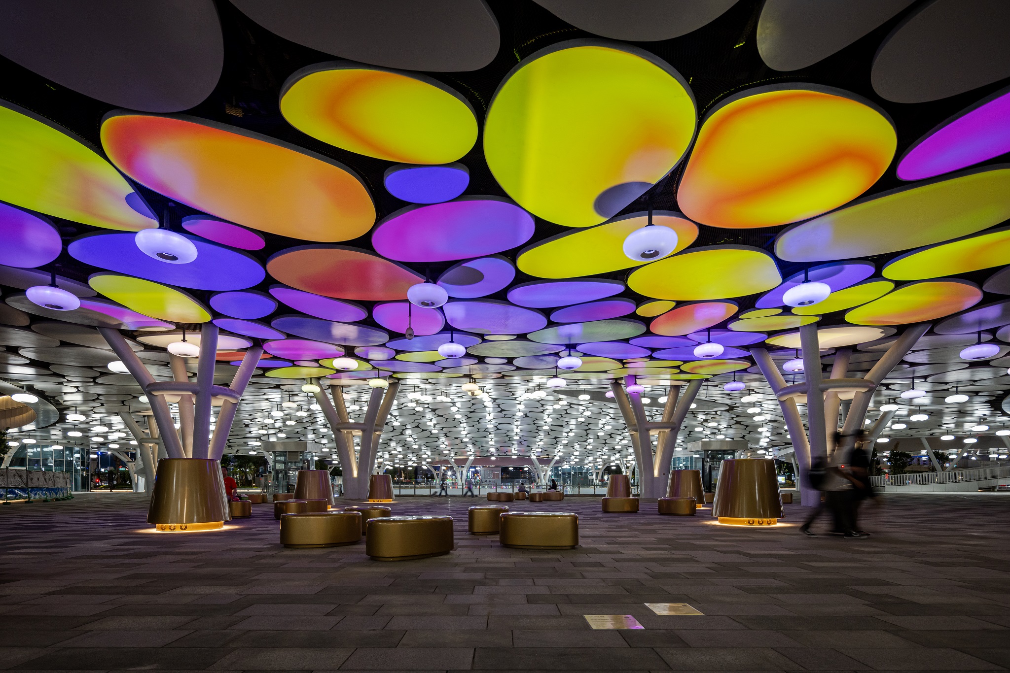 於「染色彩」作品中，創利空間協助藝術團隊將高雄車站天棚2700片鋁製雲朵染上繽紛色彩，從設備設定、光影軟體串接到現場調校，確保光線準確落在雲朵表面，展現層次與意境