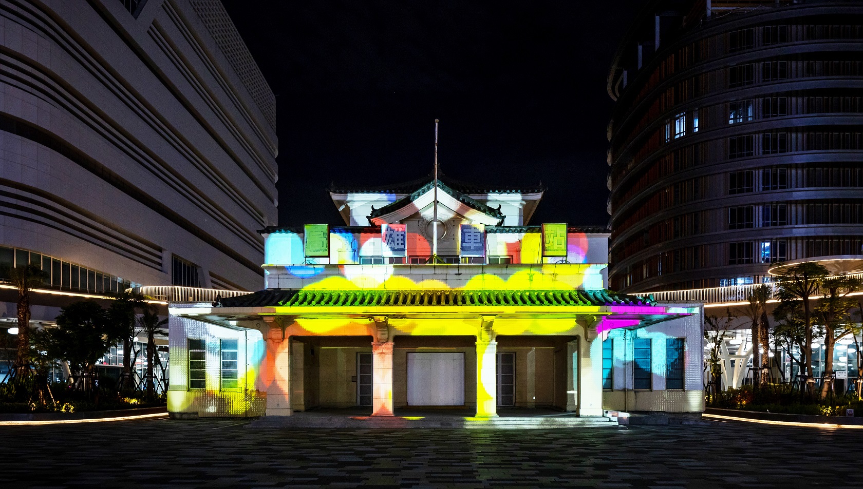 「映回憶」這項建築光雕作品展演高雄車站老站體回歸歷程，創利空間協助設計團隊精準呈現建築線條與歷史意象，並納入交通安全考量而調整光影呈現，展現整合技術與空間敏感度