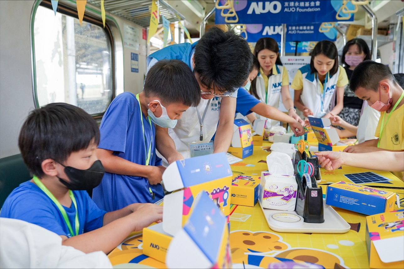 今年友達設計「光電、再生能源、水資源」三大課程主題，攜手供應鏈夥伴默克及大豐環保，以循環經濟理念開發創意教材