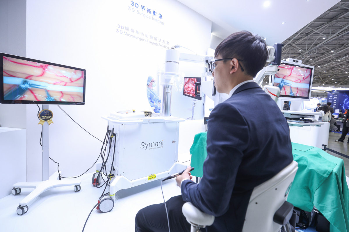 达擎推出〝3D显微手术影像解决方案〞，将3D影像技术从腹腔内视镜手术延伸至神经、血管、淋巴等高难度显微手术，提供超清晰立体视野，协助医疗团队在复杂手术中完成精准细腻操作。