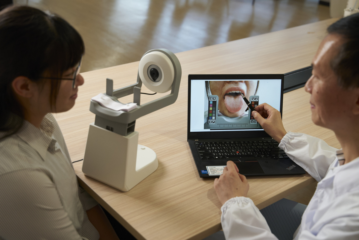 友達耘康的「舌象辨識軟體」則運用AI與大數據技術，可快速辨識舌色、舌形、苔色、苔質等特徵，顯著提升舌象辨識效率，優化檢測流程。