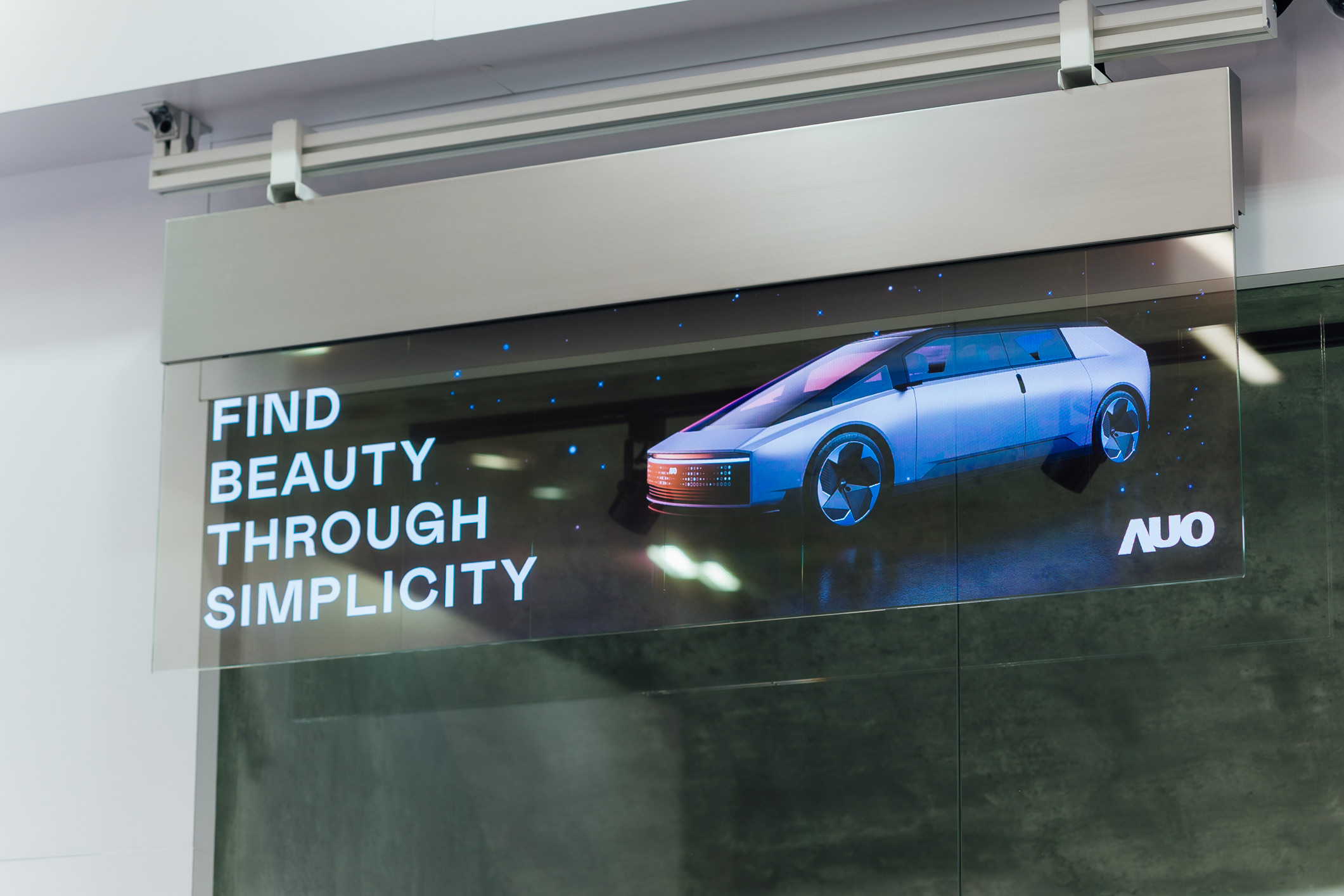 具备高亮度透明感的54吋透明Micro LED智慧广告牌，可无限拼接不同尺寸，营造出兼具科技感与美学的沉浸式氛围，适用于旗舰店、展演空间等多元场域。