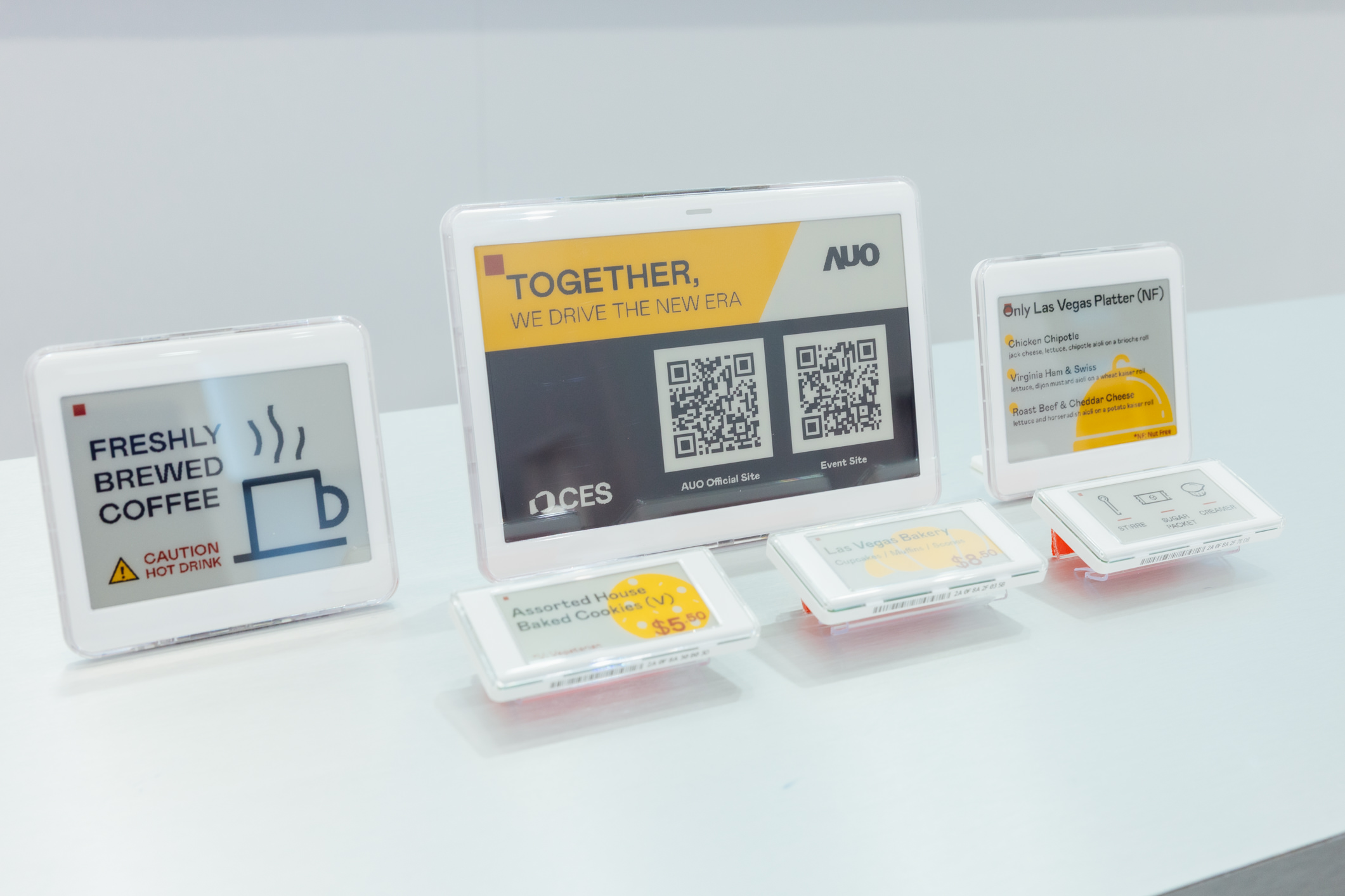 达擎开发的低功耗、全彩的aecoPost电子纸解决方案，仅在更新画面时需要微量的电力驱动，无需布建电线的便捷设计，使其可灵活应用、弹性选择置放处；可搭配aecoTag电子货架卷标解决方案，驱动商店内所有数字广告牌和电子货架卷标，以远程控制实现动态变价，提升门市人员作业效率，并以无纸化落实永续经营目标。