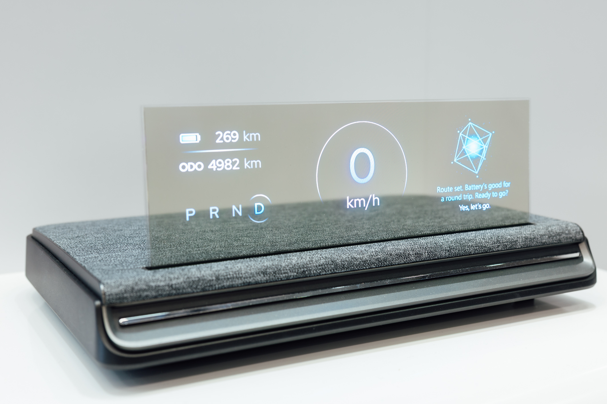 全球首款Aero Module透明Micro LED显示器模块外观轻盈通透，可与数字内容完美融合，提供动态显示、先进控制、个人化沉浸感受。