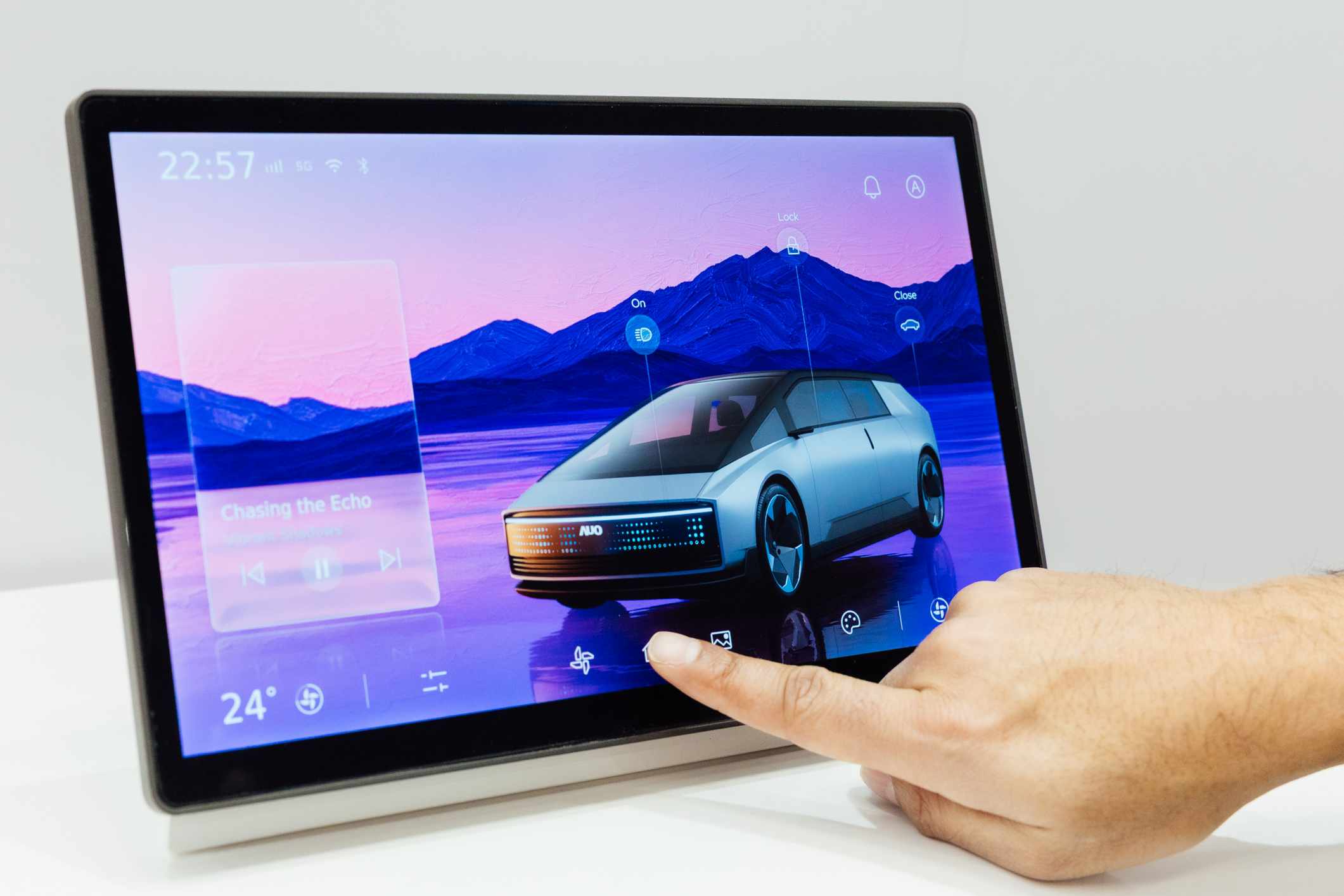 将先进抗反光技术导入于CID中控台呈现全时可视效果，并支持与座舱环境完美融合，带来清晰且不干扰的驾驶与座舱操作体验，兼容座舱质感与行车安全。