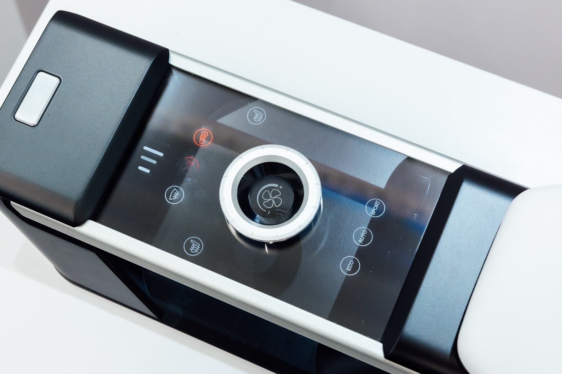 以极简设计打造的CrystalSense Console，为中央扶手区带来创新突破，将功能隐藏于简约的外观中，并采用悬浮式旋钮搭配玻璃面板与主动触觉回馈，仅在操作时才显现功能选单，提供直觉且可自定义的互动体验。